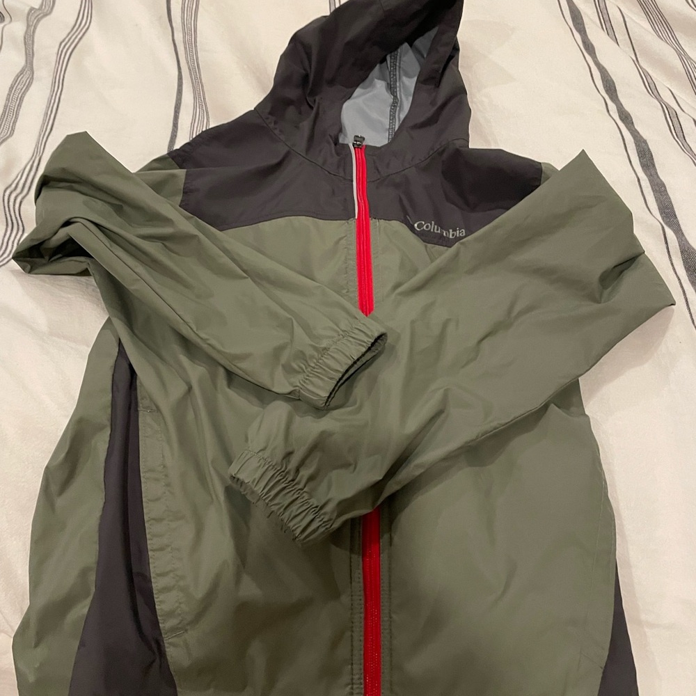 Boys Columbia water resistant rain coat.  Boys size medium